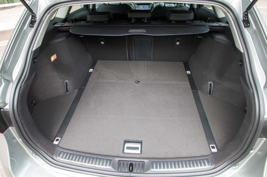  Toyota Avensis Touring Sports 2015 года  (UK) (фото 17 из 24)